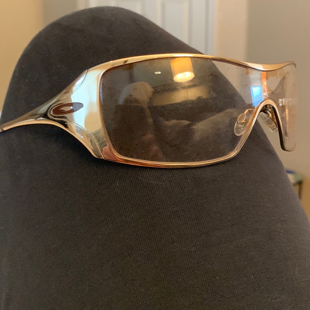 Oakley woman sunglasses gold frame